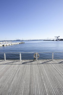 Liman ve Endüstriyel Şehre Bakan Hayat Halkalı Geniş Ahşap Güverte