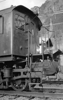 Seyahatin ortasında yakalanan bir tren, sessiz Japon demiryolu boyunca yapılan faaliyetleri tanımlar.