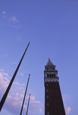 St. Mark 's Campanile' in (Campanile di San Marco) alçak açılı manzarası, Venedik, İtalya 'daki St. Mark Bazilikası' nın çan kulesi.  