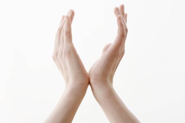 Kadın elleri beyaz arkaplanda 