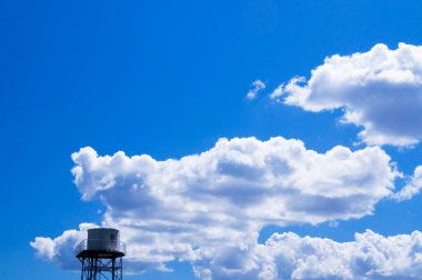 Mavi gökyüzü ve beyaz kabarık bulutlar.