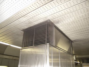 Üstünde vantilatör olan metal bir yapı.