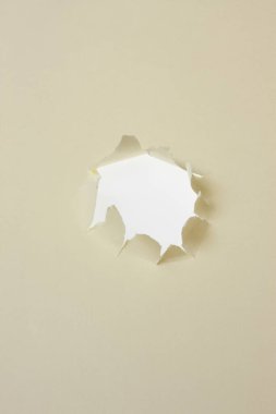 Kağıt arkaplanda beyaz yırtık delik