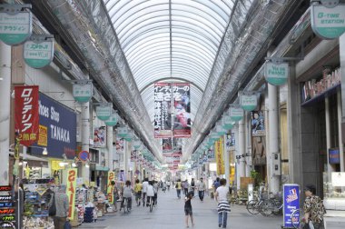 Japon caddesinin dışı. Dükkanları var. Modern şehir Japonya 'da kalabalık bir sokak pazarı. 