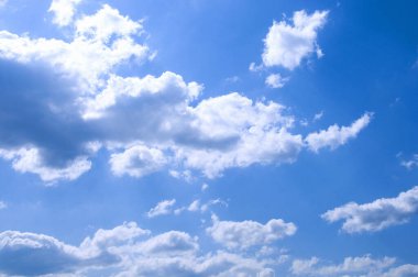 Gündüz vakti beyaz bulutlu mavi gökyüzü 