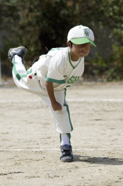 Japon erkek atıcı beysbol oynuyor, küçükler ligi.
