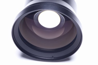 kamera lensi beyaz arkaplanda kapanır 