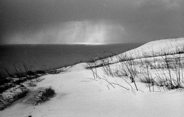 Deniz plajlı kış manzarası 