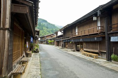 Eski Japon köyünde gündüz vakti küçük ahşap evler. 