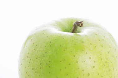 Beyaz arka planda taze bir elma