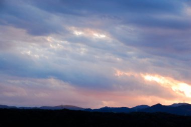 Bulutların üzerinde gün batımı