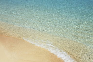 Turkuaz suyu olan güzel bir deniz. Seyahat, tatil konsepti