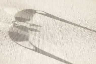 Masa arkasındaki gözlüklerin gölgesi, kapat