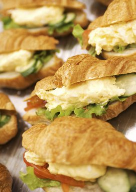 Peynirli, marullu ve domatesli lezzetli sandviçlerin yakın çekimi.