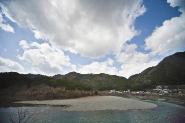 Nehrin yeşil ormanlı güzel manzaralı dağları.    