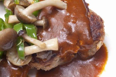 Mantarlı bir tabakta sığır yahnisi, yakın.