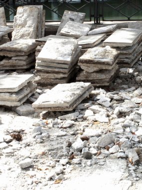 Kırık beton döşemeler açık havada.