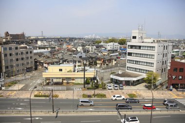 Çeşitli materyallerdeki ışık oyunu Japon sokak mimarisinin eşsiz güzelliğini gözler önüne seriyor..