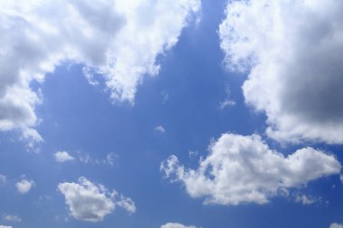 Beyaz bulutlu güzel mavi gökyüzü arkaplanı