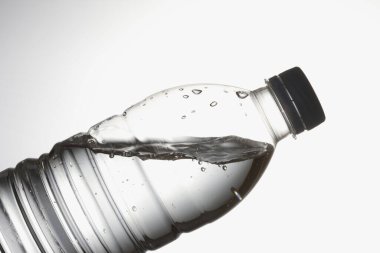 beyaz zemin üzerine su şişesi 