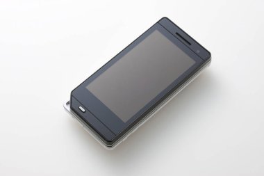 Beyaz arka plan üzerinde izole modern siyah cep telefonu