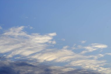 Mavi gökyüzü ve bulutların arkaplanı  