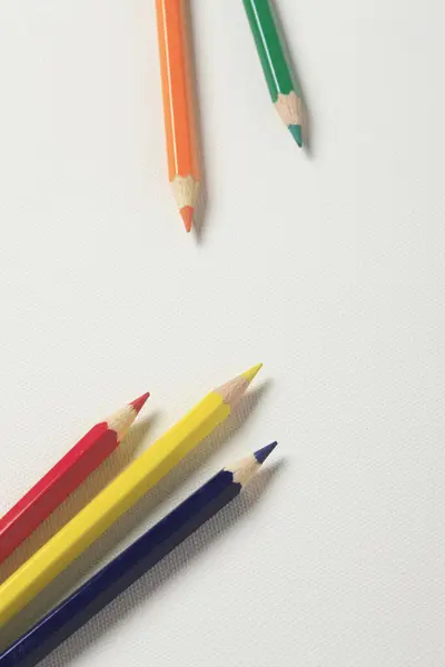 Beyaz Üzerine Izole Edilmiş Renkli Kalemler — Stok fotoğraf