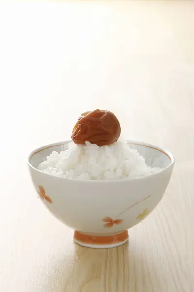 Köstlichen Reis Und Eingelegte Pflaumen Schüssel — Stockfoto