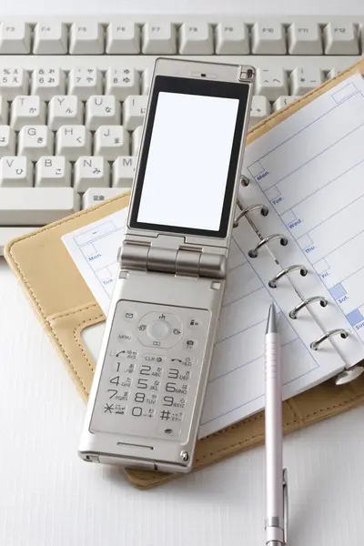 Smartphone Auf Einer Computertastatur Positioniert Gebrauchsfertig — Stockfoto
