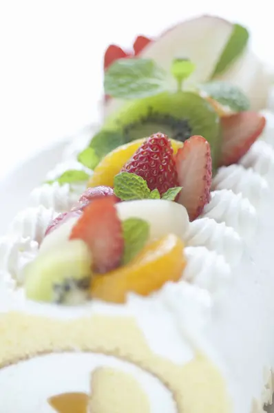 クリームとフルーツの美味しいバースデーケーキのクローズアップビュー — ストック写真