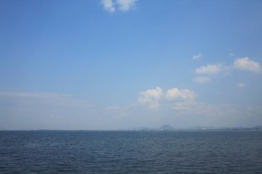 Mavi gökyüzü ile güzel deniz kıyısı