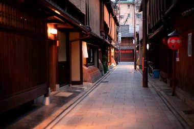 Barışçıl bir gecede aydınlatılmış geleneksel Japon geçidi.