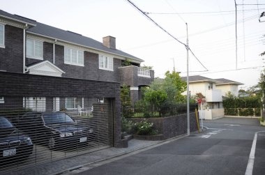 Şehir caddesindeki evlerin cepheleri 