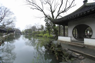 Göletli ve pagoda 'lı güzel Japon bahçesi manzarası 