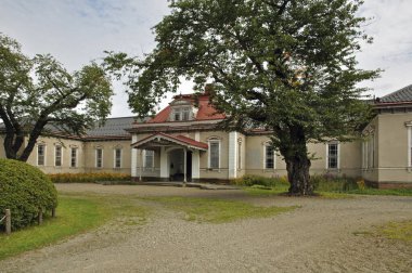 Şehirdeki eski tarihi bina cephesi 