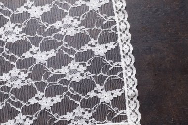 Eski ahşap arka planda beyaz dantel