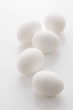 Beyaz arkaplanda beyaz yumurta grubu