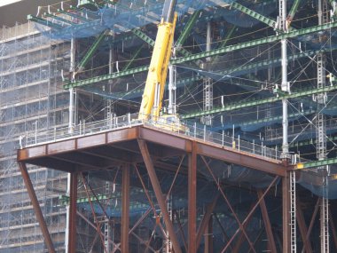 Şehirde modern bina inşaatı