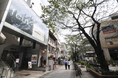 Tokyo, Japonya - Kasım 12, 2016: Tokyo, Japonya 'da sokakta yürüyen kimliği belirsiz insanlar.