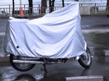 Şehrin otoparkında motosiklet.