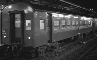 Japonya 'daki eski tren, sepya fotoğrafı.