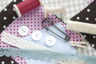 Dikiş malzemeleri, düğmeler, kumaş örnekleri, dantel, iplikler ve emniyet iğnesi