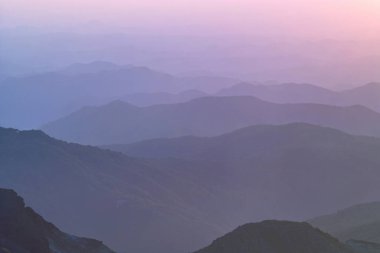 Dağların üzerinde gün batımı, doğa manzarası