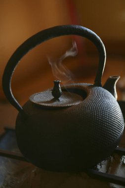 yakın - çaydanlık ve çaydanlık ahşap zemin üzerinde çay