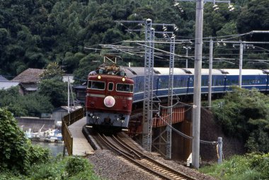 Tren raylarında giden yolcu treninin görüntüsü