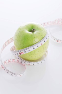 Taze kırmızı elma ve mezura.