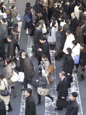 Japonya 'da yaya geçidinde karşıdan karşıya geçen insanlar.