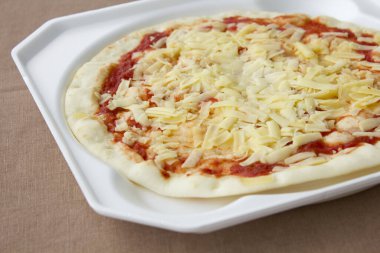 Pizza ve peynir arka planda, kapatın.