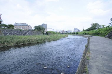 Şehirde akan Tagawa nehrinin güzel manzarası         