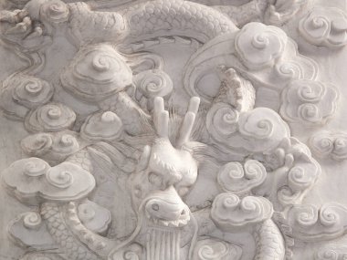 Arka plandaki Çin ejderhası heykelini kapatın.